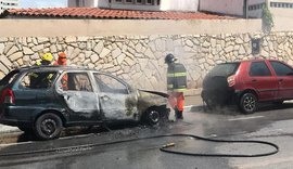 Carro pega fogo na Josefa de Mello e chamas atingem outro veículo