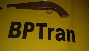 BPTran prende indivíduo portando arma de fogo no bairro de Jacarecica