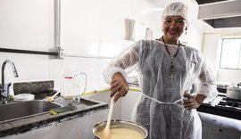 Pessoas em situação de rua participam de oficina culinária