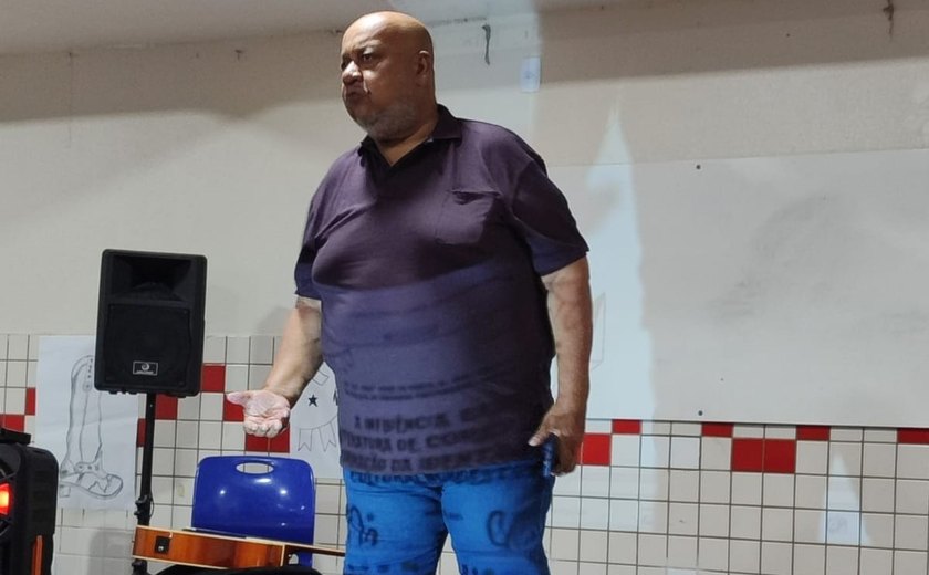 Poeta Pedão palestra sobre literatura de cordel durante apresentação em escola pública do Estado