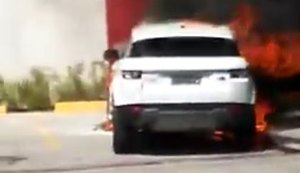 Carro pega fogo em estacionamento na Avenida Fernandes Lima, no Farol