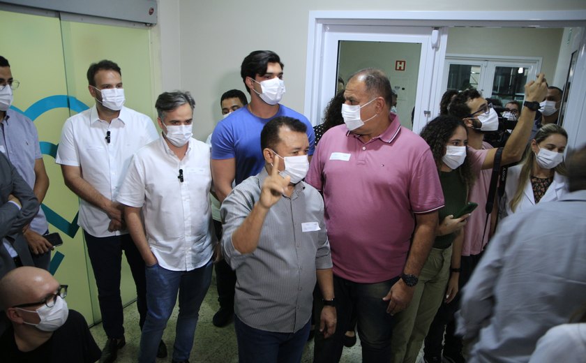 Comitiva visita instalações do Hospital da Cidade