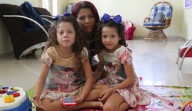 Mãe de gêmeas com autismo dá lição de vida em Arapiraca