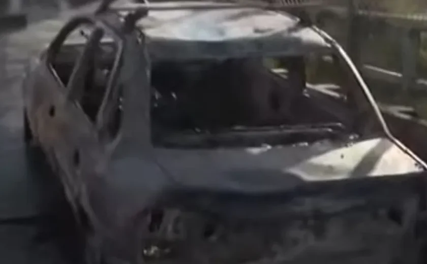 Veículo incendeia na Ponte do Reginaldo e queima totalmente; suspeita é de incêndio criminoso