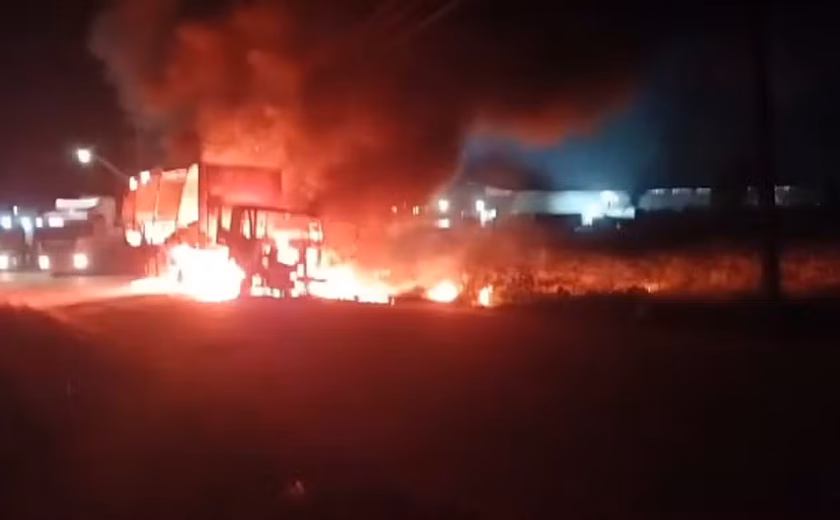 Carreta carregada com cerâmicas pega fogo em Rio Largo