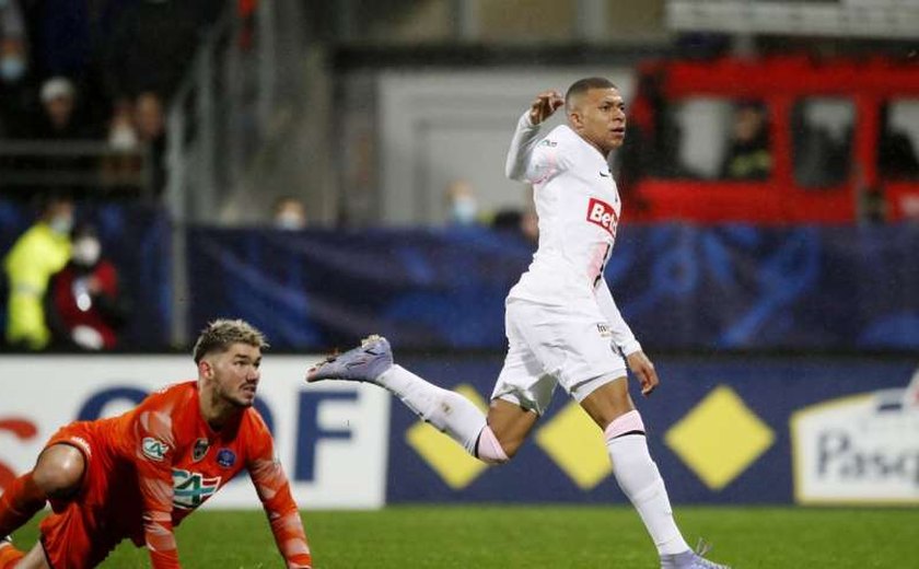 Mbappé marca três gols e PSG avança às oitavas da Copa da França