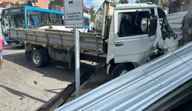Motorista de caminhão perde controle da direção e atinge oito veículos na Ladeira de Bebedouro