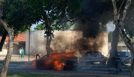 Veículo pega fogo dentro do Campus da Ufal em Maceió