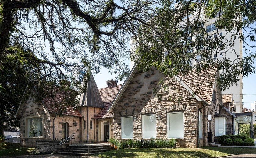 Arquitetura do encontro: casa da década de 1930 se transforma em espaço que une estilo de vida, trabalho e criatividade em Curitiba
