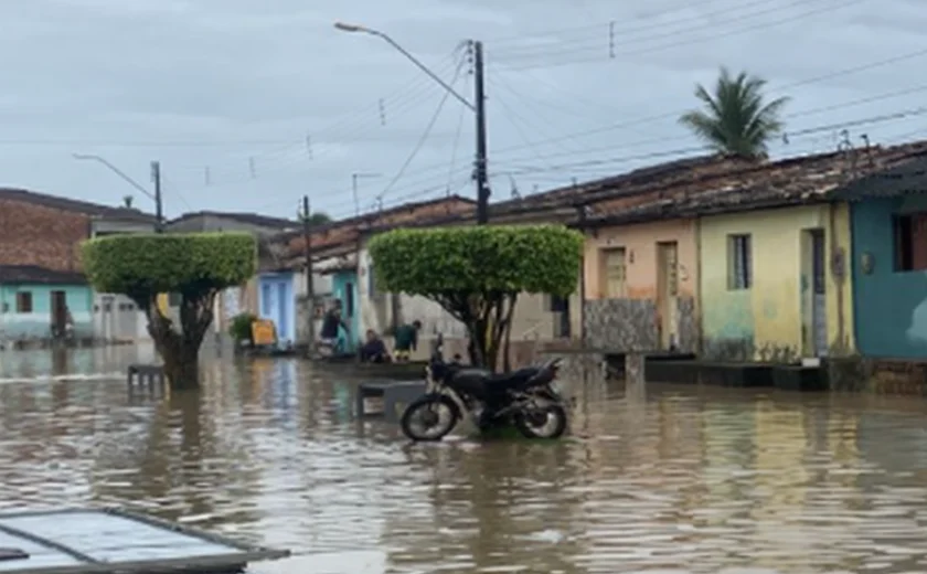 Chuvas: Rio Santo Antônio transborda e ruas de São Luís do Quitunde alagam