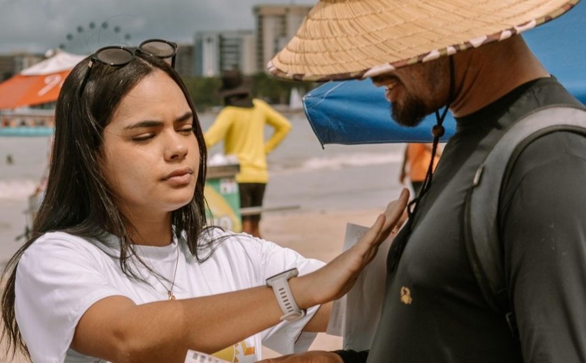 Trabalhadores da orla de Maceió recebem orientação sobre riscos do sol nos lábios
