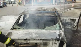 Carro pega fogo e fica destruído no Benedito Bentes, em Maceió
