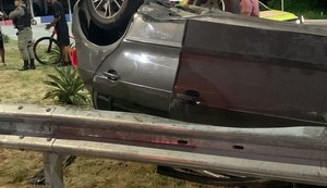 Motorista com sinais de embriaguez capota o carro na Rota do Mar