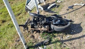 Acidente envolvendo um carro e uma moto deixa duas pessoas mortas na AL-105