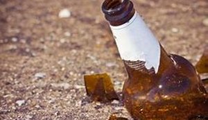 Homem fere outro com uma garrafa quebrada após ter sido chamado de ladrão