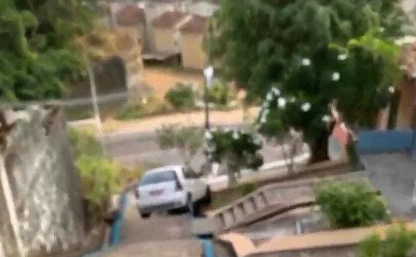 Carro fica preso em concreto de escadaria após tentativa de motorista descer o local com o veículo