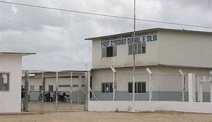 Reeducandos fogem do Presídio Professor Cyridião Durval, em Maceió