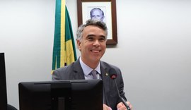 Rafael Brito aprova lei que regulamenta profissão de Agente de Turismo em todo Brasil
