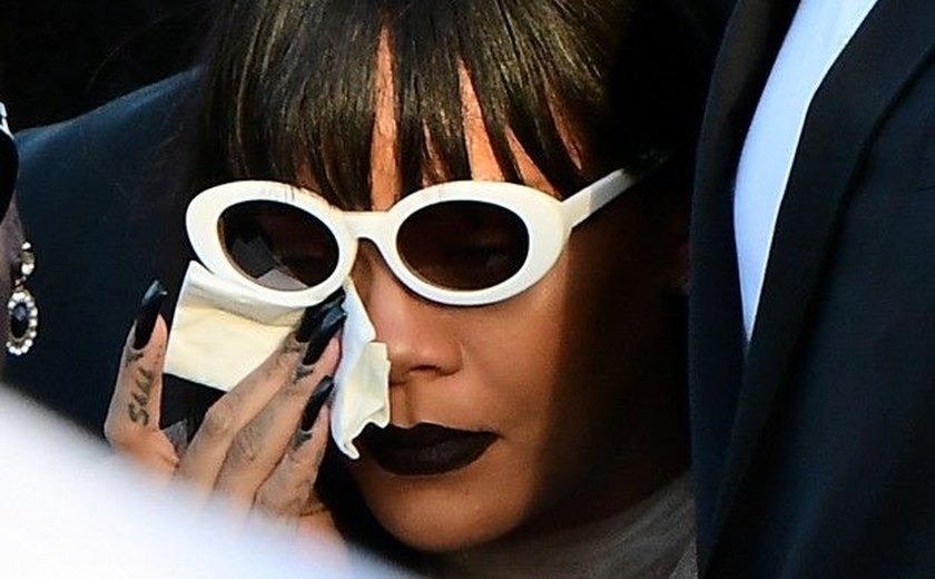 Rihanna se emociona e vai às lágrimas no enterro do primo