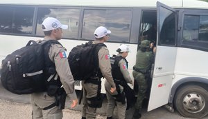 Tropas da PM embarcam para fazer segurança no interior de Alagoas durante o Carnaval