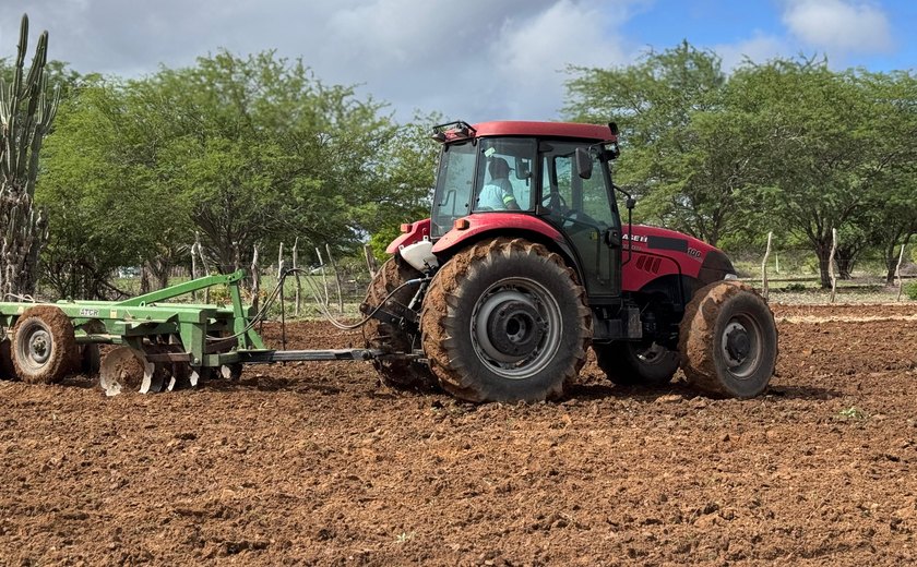 Pequenos produtores rurais de Delmiro têm apoio da Prefeitura com máquinas no preparo da terra