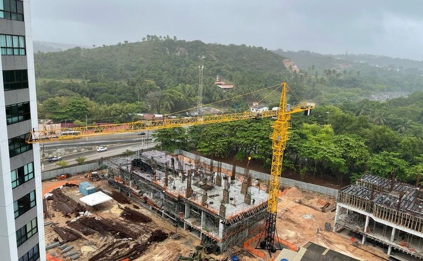 Braço de grua usada em construção atinge apartamento de prédio vizinho