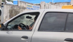 Um em cada cinco brasileiros afirma dirigir usando o celular