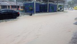 Chuva forte invade casas e causa prejuízos a moradores de Fernão Velho