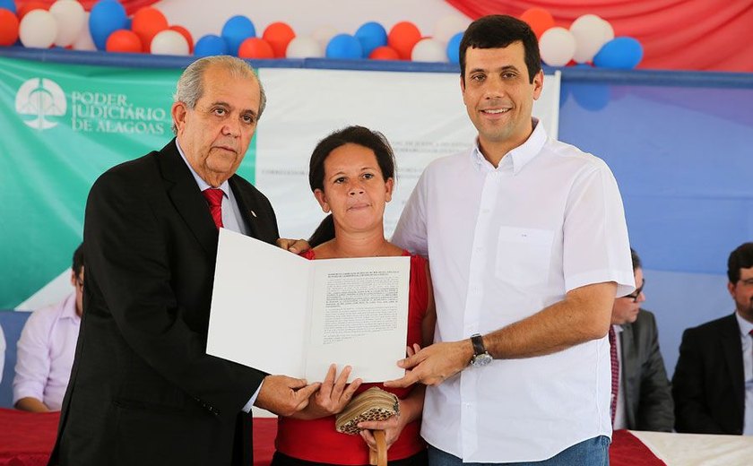 TJ/AL entrega 260 títulos de propriedade a moradores de Cacimbinhas