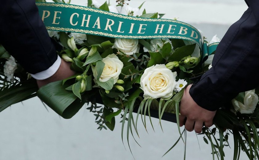 França homenageia vítimas de terrorismo contra revista Charlie Hebdo
