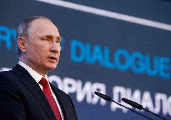 Vladimir Putin diz que é um 'erro' tentar piorar relações com os EUA