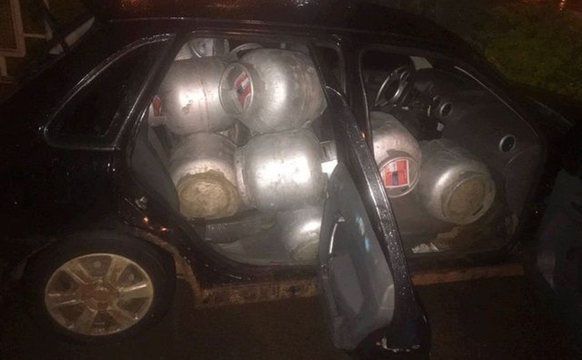 Homem carrega 14 botijões dentro de carro e é preso por roubo no DF