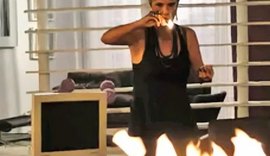 Luísa fica descontrolada e decide derramar gasolina e queimar a agência