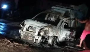 Ambulância fica totalmente destruída após ser atingida por incêndio em Delmiro Gouveia