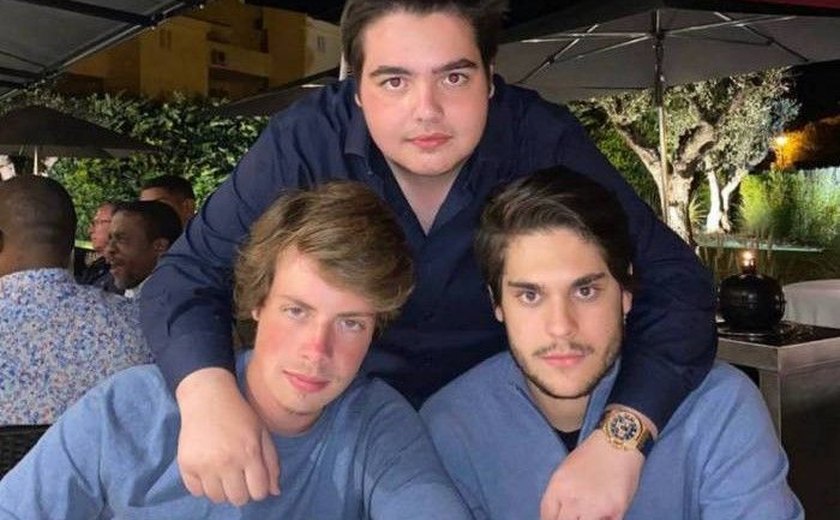 Filho de Faustão, de 16 anos, usa relógio de R$ 230 mil em foto com amigos