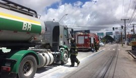Caminhão-tanque pega fogo em posto no Farol