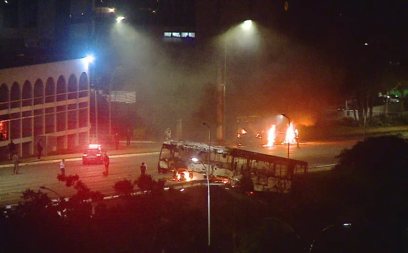 Bolsonaristas radicais tentam invadir prédio da PF e incendeiam carros e ônibus em Brasília