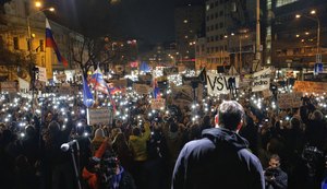 Milhares de eslovacos saem às ruas para pedir eleições após morte de jornalista