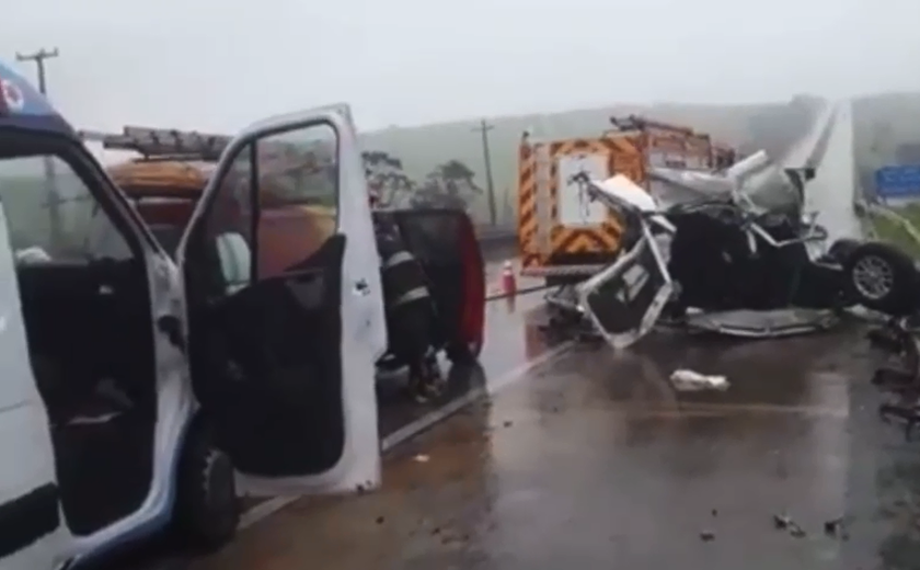 Caminhão bate em ambulância e viatura do Samu enquanto faziam socorro na BR-101