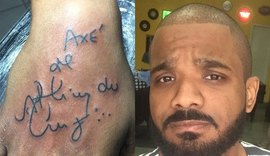 Filho de Arlindo Cruz faz tattoo na mão em homenagem ao pai