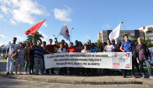 Servidores da Ufal realizam ato em frente ao Fórum da Justiça Federal