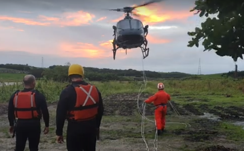 Homem é resgatado por helicóptero do DEA após ficar ilhado em trecho do Rio Paraíba