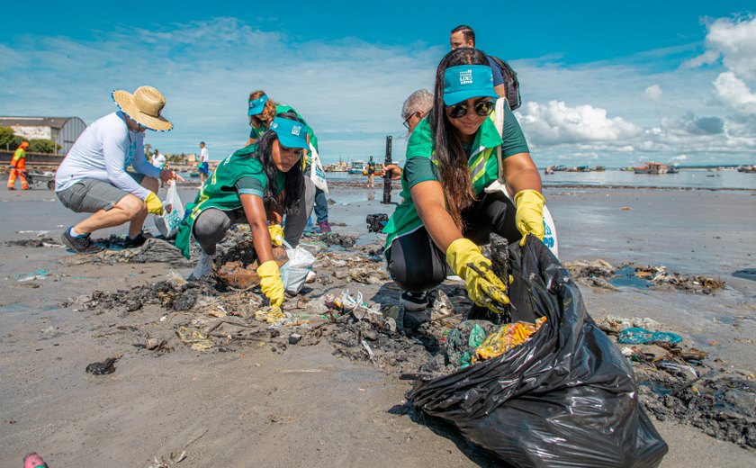 Projeto Praia Limpa faz mutirão de limpeza na Ponta Verde