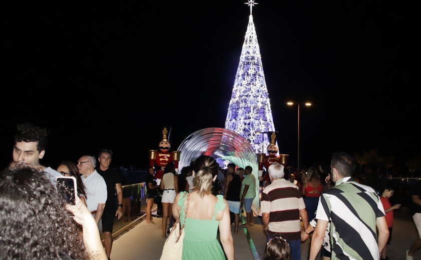 Árvore gigante e túnel iluminado viram “maiores sucessos” da decoração de Natal