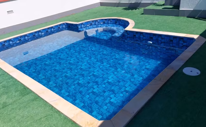 Irmãs de 4 e 8 anos se afogam em piscina de casa e uma delas morre em Blumenau