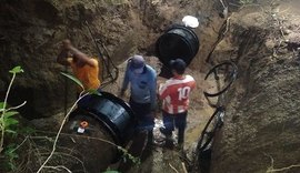 Profissionais da Casal trabalham para consertar adutora na Bacia Leiteira