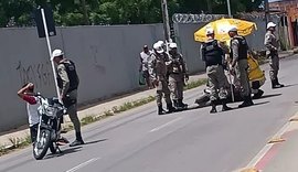 Motociclista não respeita ordem de parada em blitz, acelera e atropela PM no Benedito Bentes