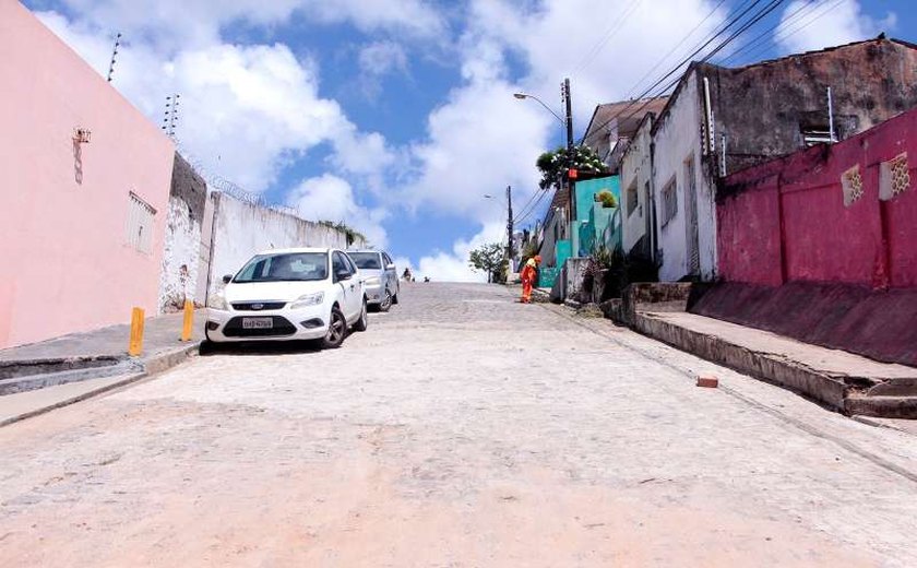 Após obras, Rua Dr. Ambrósio Lyra, no Farol, está liberada para veículos