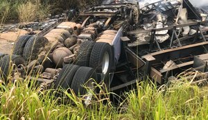 Casal morre carbonizado em tombamento de carreta na BR-101 em Jequiá da Praia