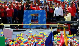 Nicolás Maduro discursa para apoiadores e critica ajuda humanitária